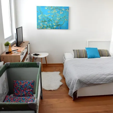 Airstay Apartment: Grebovka *